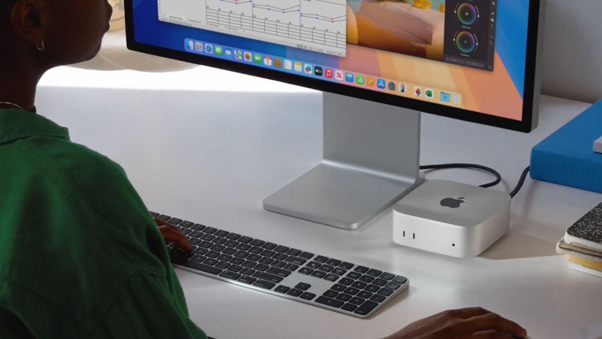 À côté d'un écran, le Mac mini 2024 semble tout petit. À côté d'un écran, le Mac mini 2024 semble tout petit.
