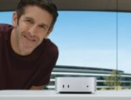John Ternus et le Mac mini M4. // Source : Apple John Ternus et le Mac mini M4. // Source : Apple
