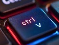 Des hackers peuvent vous piéger en vous laissant copier coller un script malveillant. // Source : Numerama avec midjourney Des hackers peuvent vous piéger en vous laissant copier coller un script malveillant. // Source : Numerama avec midjourney