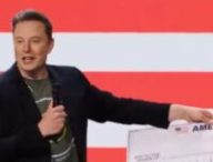 Elon Musk et ses chèques politiques. // Source : X Elon Musk et ses chèques politiques. // Source : X