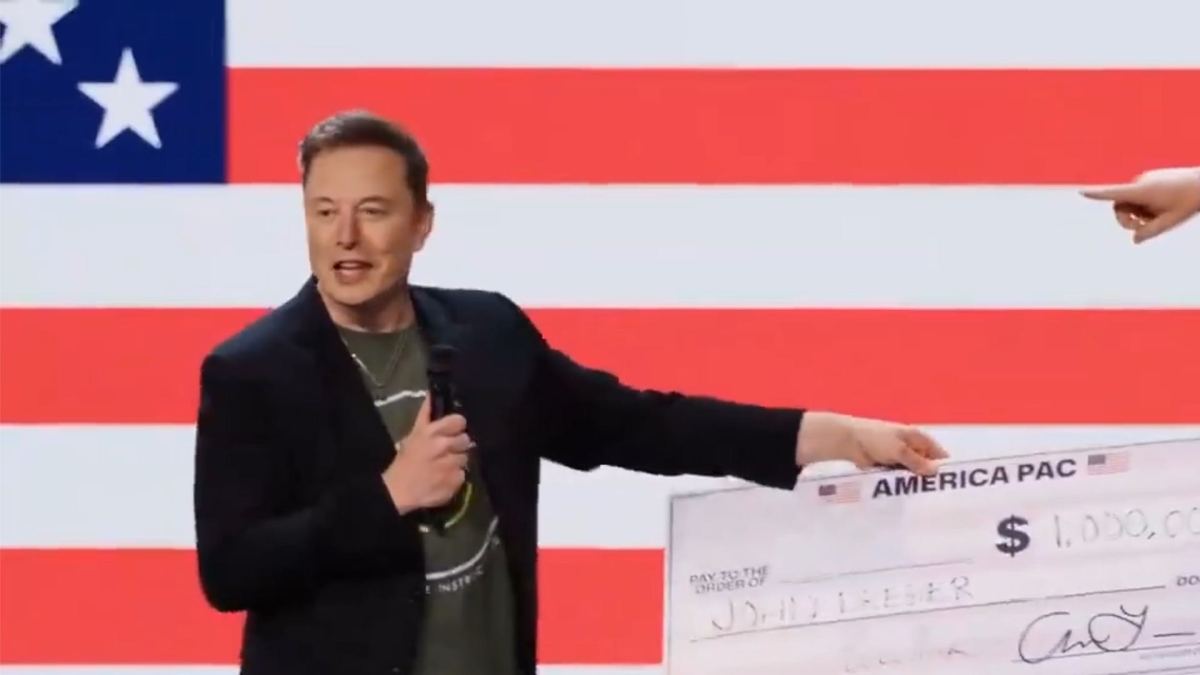 Elon Musk et ses chèques politiques. // Source : X Elon Musk et ses chèques politiques. // Source : X