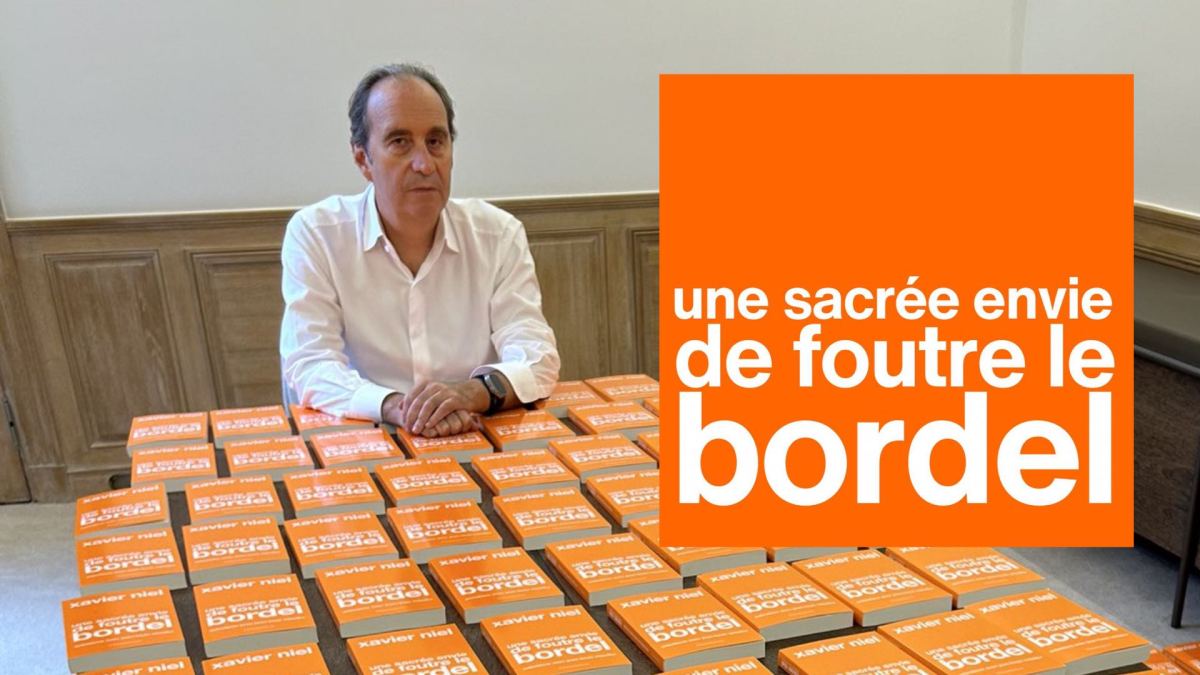 Xavier Niel et son livre. // Source : X Xavier Niel et son livre. // Source : X