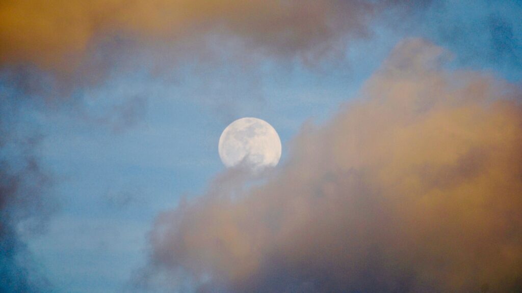 La pleine Lune dans les nuages. // Source : Envato La pleine Lune dans les nuages. // Source : Envato