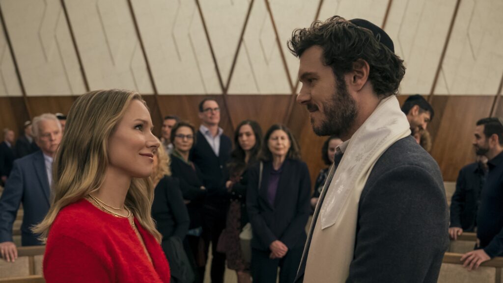 Une podcasteuse et un rabbin sont dans une synagogue (non, ce n'est pas le début d'une mauvaise blague) // Source : Stefania Rosini/Netflix Une podcasteuse et un rabbin sont dans une synagogue (non, ce n'est pas le début d'une mauvaise blague) // Source : Stefania Rosini/Netflix