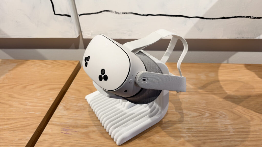Le casque Meta Quest 3S avec ses caméras qui rappellent le module de l'iPhone. // Source : Alfred Tertrais / Numerama Le casque Meta Quest 3S avec ses caméras qui rappellent le module de l'iPhone. // Source : Alfred Tertrais / Numerama