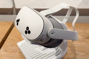 Le casque Meta Quest 3S avec ses caméras qui rappellent le module de l'iPhone. // Source : Alfred Tertrais / Numerama Le casque Meta Quest 3S avec ses caméras qui rappellent le module de l'iPhone. // Source : Alfred Tertrais / Numerama
