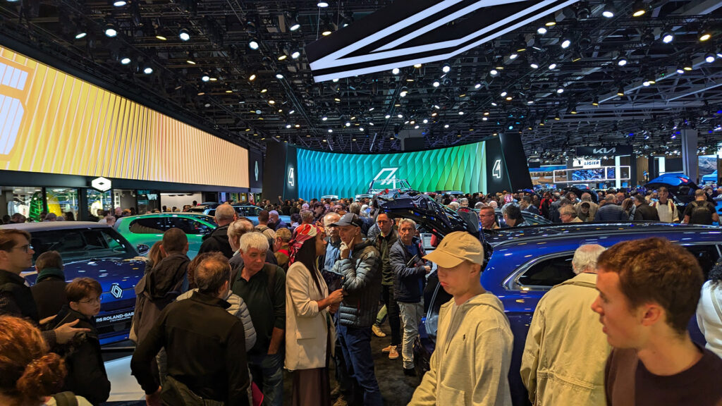Forte affluence sur le stand Renault dès mardi // Source : Raphaelle Baut pour Numerama Forte affluence sur le stand Renault dès mardi // Source : Raphaelle Baut pour Numerama