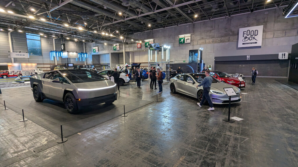 Stand minimaliste Tesla au Mondial de Paris 2024 // Source : Raphaelle Baut pour Numerama Stand minimaliste Tesla au Mondial de Paris 2024 // Source : Raphaelle Baut pour Numerama
