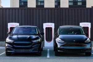 Tesla Model Y et Ford au superchargeur // Source : Tesla Tesla Model Y et Ford au superchargeur // Source : Tesla