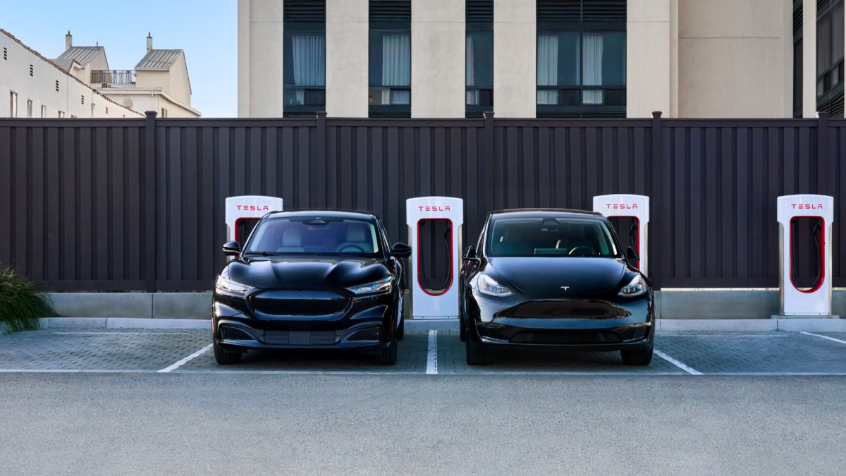 Tesla Model Y et Ford au superchargeur // Source : Tesla Tesla Model Y et Ford au superchargeur // Source : Tesla