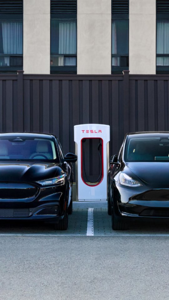 Tesla Model Y et Ford au superchargeur // Source : Tesla Tesla Model Y et Ford au superchargeur // Source : Tesla