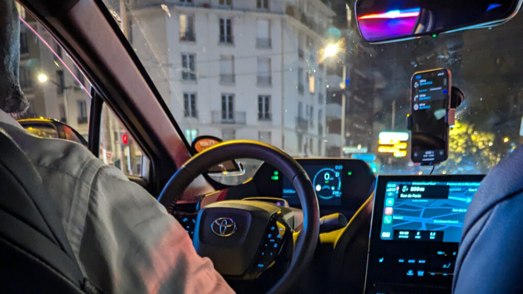 Un Uber en Toyota BZ4X // Source : Raphaelle Baut pour Numerama Un Uber en Toyota BZ4X // Source : Raphaelle Baut pour Numerama