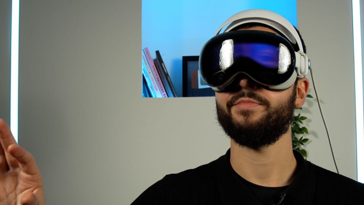 En se positionnant au-dessus du front, le bandeau d'Annapro stabilise le Vision Pro. // Source : Numerama En se positionnant au-dessus du front, le bandeau d'Annapro stabilise le Vision Pro. // Source : Numerama
