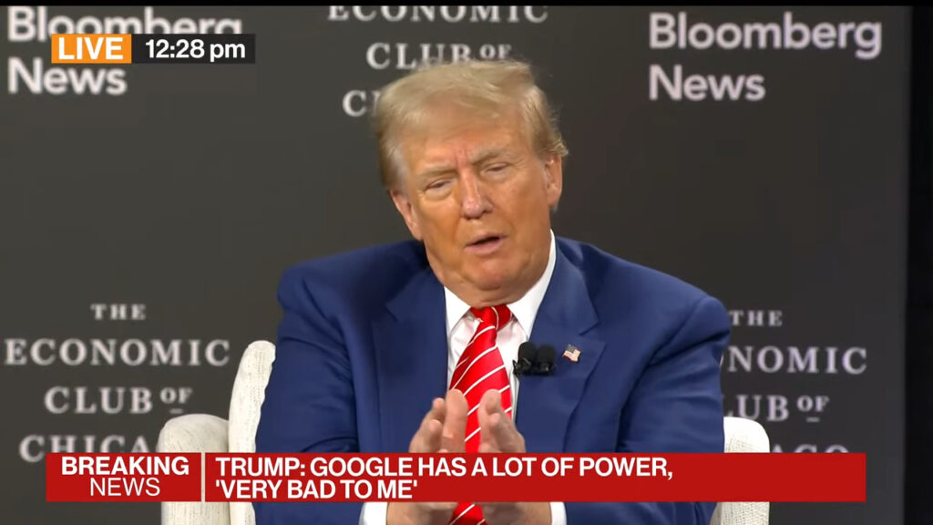 Donald Trump pendant son interview à Bloomberg. Donald Trump pendant son interview à Bloomberg.