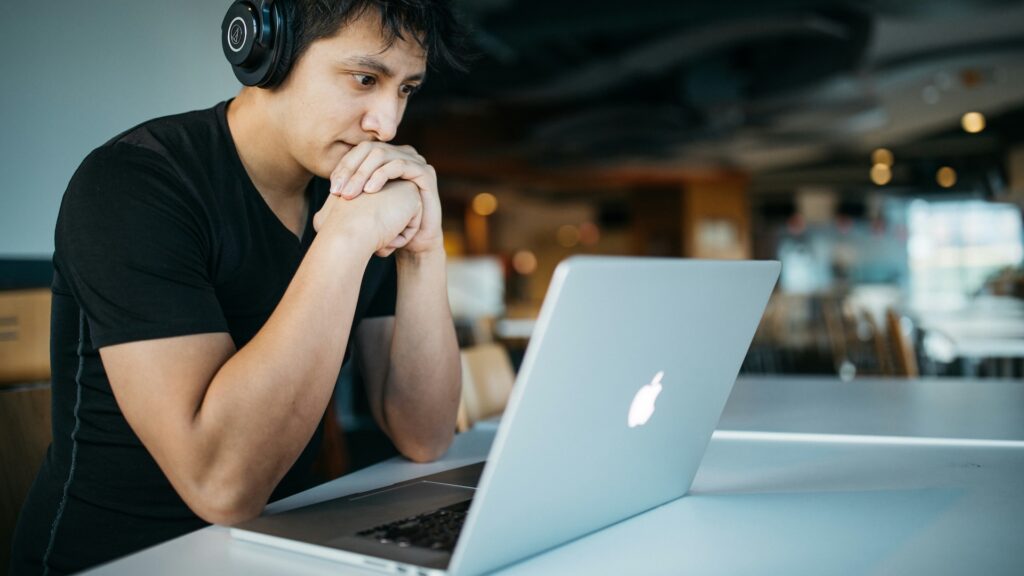 Lister ses anciens comptes en ligne peut être assez rapide en utilisant ces quelques recommandations // Source : Wes Hicks via Unsplash Lister ses anciens comptes en ligne peut être assez rapide en utilisant ces quelques recommandations // Source : Wes Hicks via Unsplash