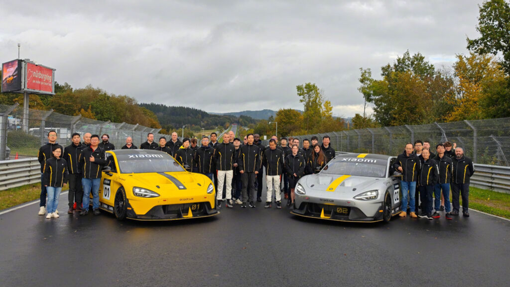 Les équipes Xiaomi sur le circuit du Nurburgring avec la SU7 Ultra // Source : Xiaomi Les équipes Xiaomi sur le circuit du Nurburgring avec la SU7 Ultra // Source : Xiaomi