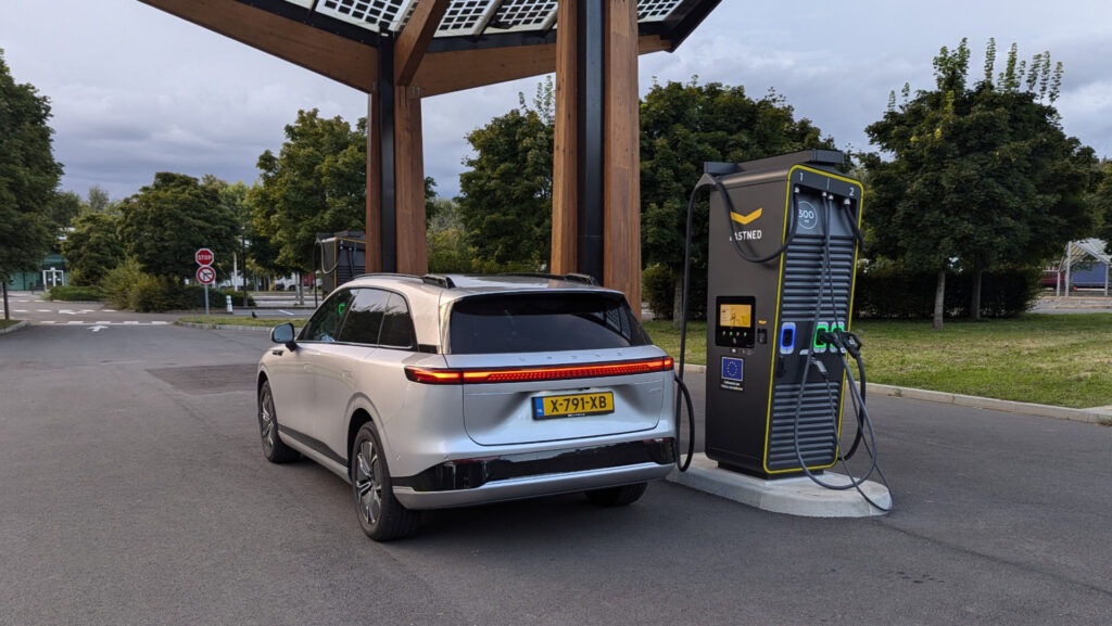 Jusqu'à 280 kW chez Fastned pour ce Xpeng G9 // Source : Raphaelle Baut pour Numerama Jusqu'à 280 kW chez Fastned pour ce Xpeng G9 // Source : Raphaelle Baut pour Numerama