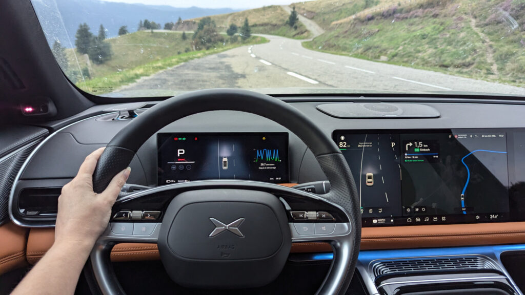 Au volant du Xpeng G9 // Source : Raphaelle Baut pour Numerama Au volant du Xpeng G9 // Source : Raphaelle Baut pour Numerama