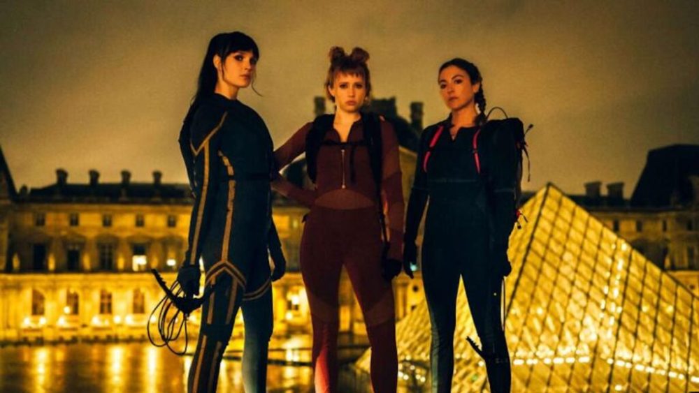 Les Cat's Eyes devant le Louvre // Source : Netflix Les Cat's Eyes devant le Louvre // Source : Netflix