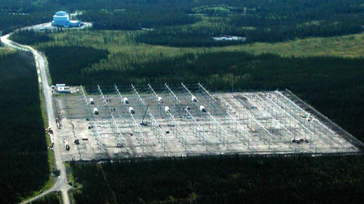 Champ d'antennes de HAARP en Alaska. Source : https://www.flickr.com/photos/rezn8d/8516910374 Champ d'antennes de HAARP en Alaska. Source : https://www.flickr.com/photos/rezn8d/8516910374