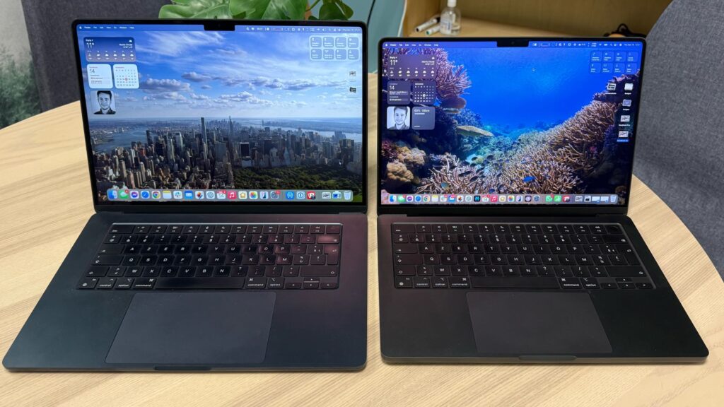 Le MacBook Air 15, à gauche, est plus grand que le MacBook Pro 14. Mais la différence se fait vite oublier, avec un écran vraiment meilleur sur le Pro. // Source : Numerama Le MacBook Air 15, à gauche, est plus grand que le MacBook Pro 14. Mais la différence se fait vite oublier, avec un écran vraiment meilleur sur le Pro. // Source : Numerama