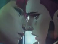 Le baiser tant attendu entre Caitlyn et Vi // Source : Netflix