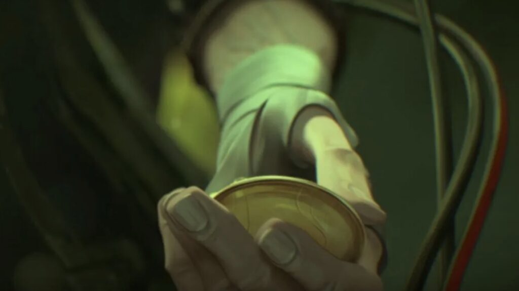 La main de Singed dans l'épisode 3 de la saison 2 d'Arcane, qui tient une montre à gousset avec la photo de sa fille à l'intérieur // Source : Netflix La main de Singed dans l'épisode 3 de la saison 2 d'Arcane, qui tient une montre à gousset avec la photo de sa fille à l'intérieur // Source : Netflix