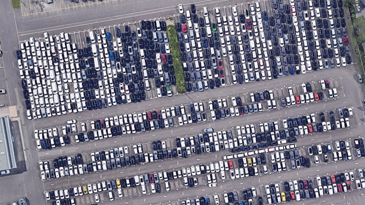 Centre de logistique d'Essen où les Volkswagen s'entassent. // Source : Capture Google Maps (2024) Centre de logistique d'Essen où les Volkswagen s'entassent. // Source : Capture Google Maps (2024)