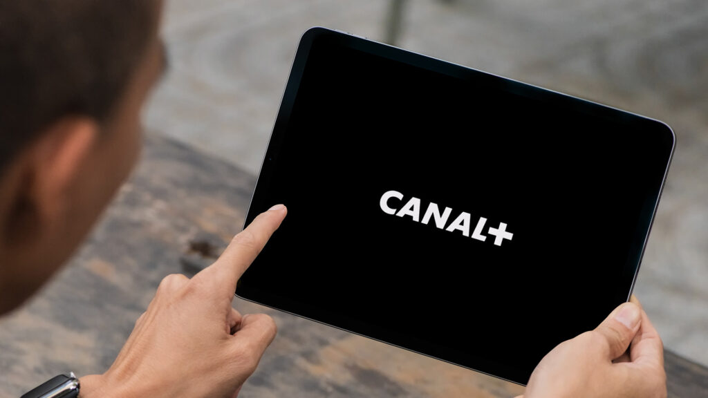 Canal+ sur iPad. // Source : Envato, CANAL+ ; montage Nino Barbey pour Numerama Canal+ sur iPad. // Source : Envato, CANAL+ ; montage Nino Barbey pour Numerama