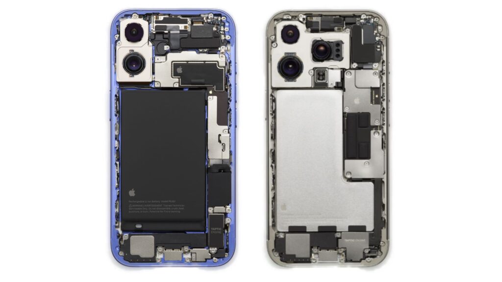 La puce de l'iPhone 16, à gauche, est en haut de la batterie. Celle de l'iPhone 16 Pro, à droite, est située à sa droite. La puce de l'iPhone 16, à gauche, est en haut de la batterie. Celle de l'iPhone 16 Pro, à droite, est située à sa droite.