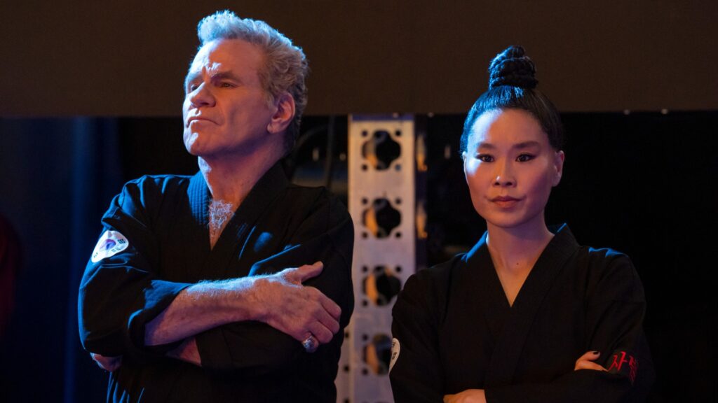 Comment John Kreese (Martin Kove) et Kim Da-eun (Alicia Hannah-Kim) vont-ils se remettre de cette mort ? // Source : Netflix Comment John Kreese (Martin Kove) et Kim Da-eun (Alicia Hannah-Kim) vont-ils se remettre de cette mort ? // Source : Netflix