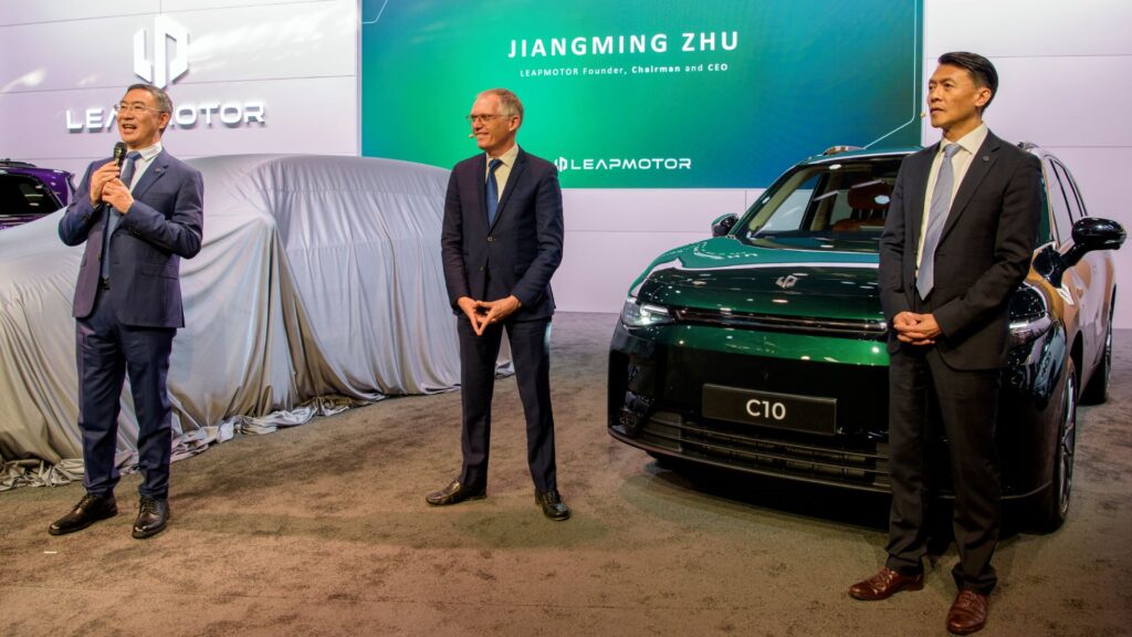 Carlos Tavares et Zhu Jiangming lors du Mondial de Paris // Source : Leapmotor Carlos Tavares et Zhu Jiangming lors du Mondial de Paris // Source : Leapmotor