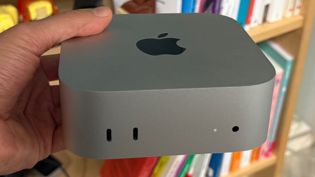 Le Mac mini tient entre deux doigts, mais est surpuissant. Le Mac mini tient entre deux doigts, mais est surpuissant.