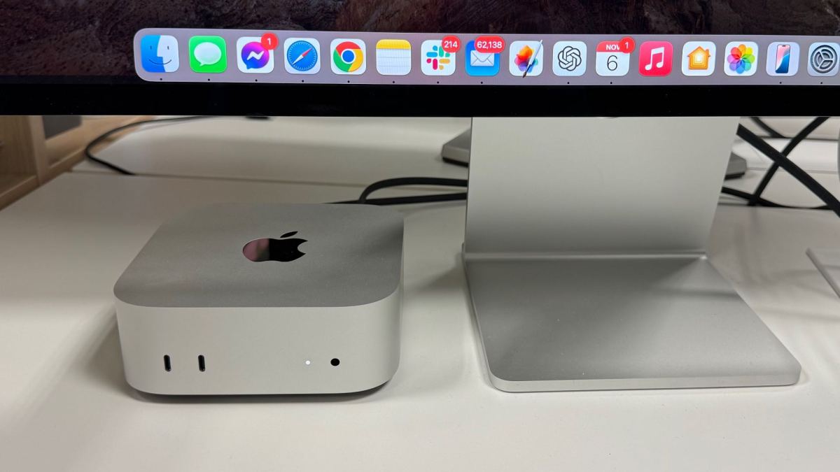 Le Mac mini fait quasiment la même taille que le pied d'un écran Studio Display. Le Mac mini fait quasiment la même taille que le pied d'un écran Studio Display.