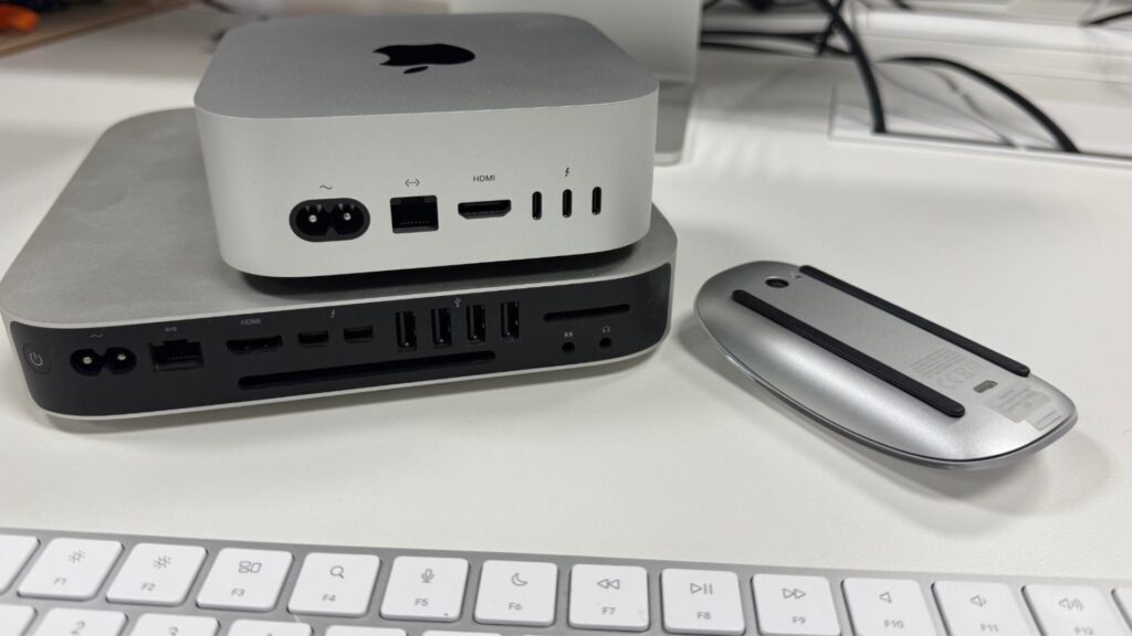 Les ports du Mac mini M4, en comparaison à une très ancienne génération de Mac mini. Apple n'a fait que des bons choix. (On en profite pour vous montrer la nouvelle Magic Mouse USB-C, qui n'a plus de logo Apple). Les ports du Mac mini M4, en comparaison à une très ancienne génération de Mac mini. Apple n'a fait que des bons choix. (On en profite pour vous montrer la nouvelle Magic Mouse USB-C, qui n'a plus de logo Apple).
