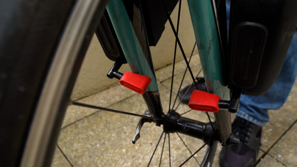 Le moteur amovible pour vélo mécanique // Source : Alfred Tertrais pour Numerama Le moteur amovible pour vélo mécanique // Source : Alfred Tertrais pour Numerama