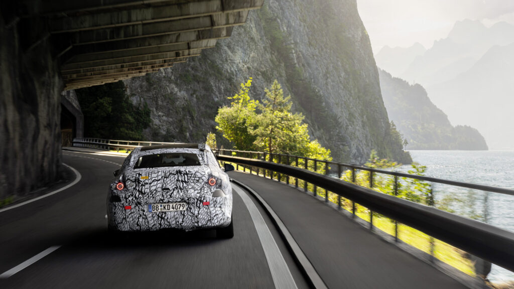 Prototype maquillé de Mercedes CLA en test routier // Source : Mercedes Prototype maquillé de Mercedes CLA en test routier // Source : Mercedes