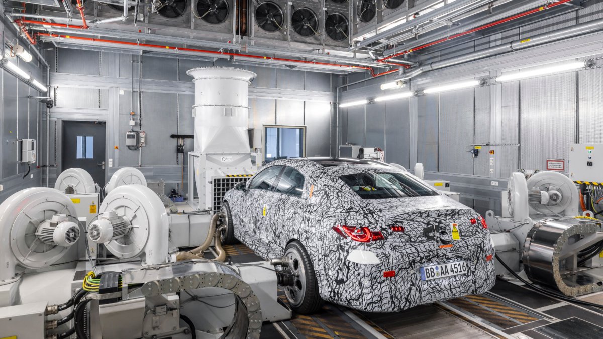 Prototype maquillé de Mercedes CLA en test routier // Source : Mercedes Prototype maquillé de Mercedes CLA en test routier // Source : Mercedes