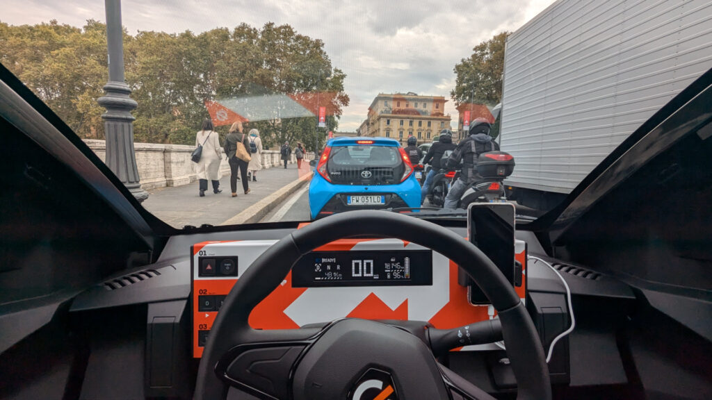 Au volant du Mobilize Duo 80 // Source : Raphaelle Baut pour Numerama