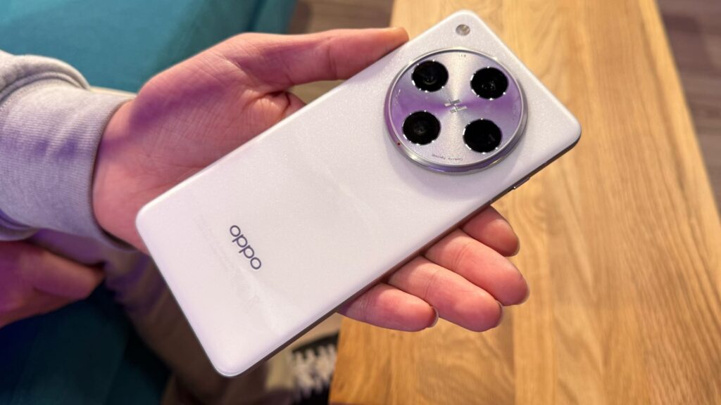 Le design du Oppo Find X8 Pro est moins sophistiqué que celui du Find X5 Pro. Le module caméra est immense, avec un dos imitation céramique. // Source : Numerama Le design du Oppo Find X8 Pro est moins sophistiqué que celui du Find X5 Pro. Le module caméra est immense, avec un dos imitation céramique. // Source : Numerama