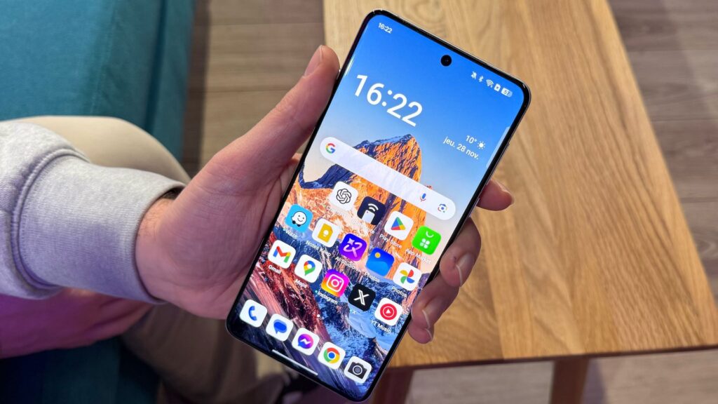 Ces défauts sont d'autant plus regrettables que le Oppo Find X8 Pro est un très joli smartphone, avec un écran très bord à bord (1,9 mm d'épaisseur). Ces défauts sont d'autant plus regrettables que le Oppo Find X8 Pro est un très joli smartphone, avec un écran très bord à bord (1,9 mm d'épaisseur).