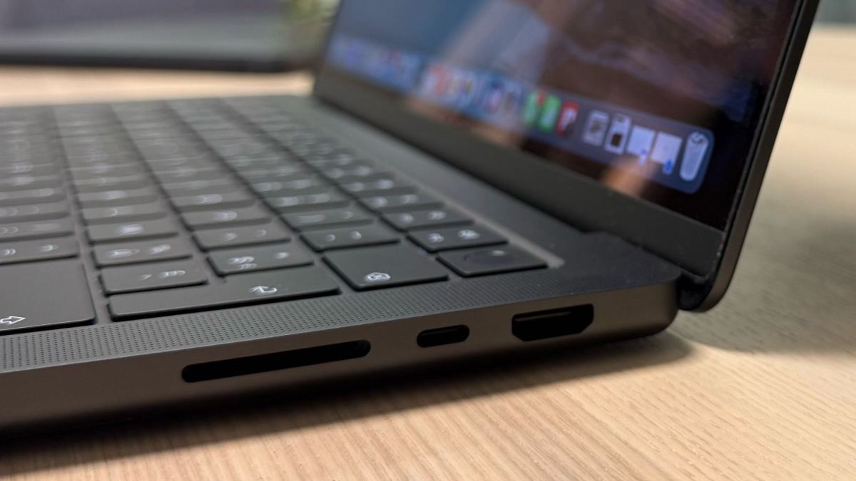 Comme les modèles M4 Pro et M4 Max, le nouveau MacBook Pro M4 dispose d'un troisième port USB-C. Une première à ce prix. // Source : Numerama Comme les modèles M4 Pro et M4 Max, le nouveau MacBook Pro M4 dispose d'un troisième port USB-C. Une première à ce prix. // Source : Numerama