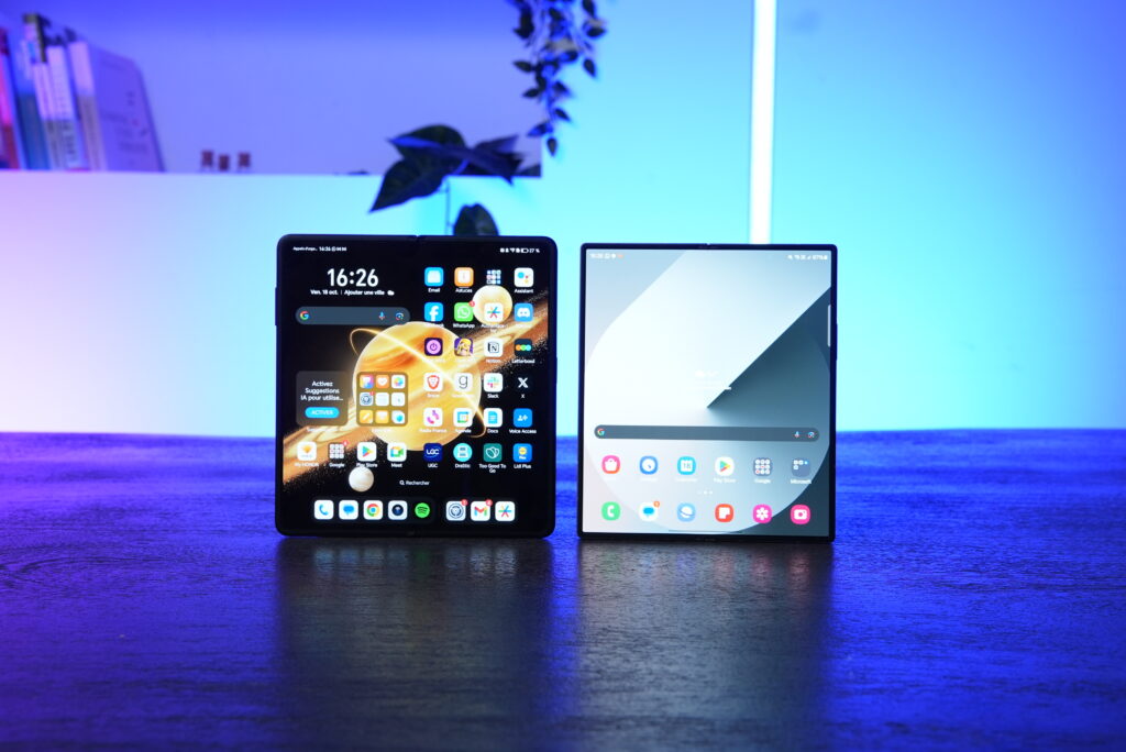 Le Samsung Galaxy Z Fold 6 et le Honor Magic V3 // Source : Alfred Tertrais pour Numerama Le Samsung Galaxy Z Fold 6 et le Honor Magic V3 // Source : Alfred Tertrais pour Numerama