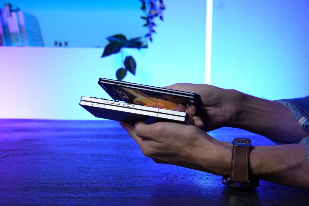 Le Samsung Galaxy Z Fold 6 et le Honor Magic V3 // Source : Alfred Tertrais pour Numerama Le Samsung Galaxy Z Fold 6 et le Honor Magic V3 // Source : Alfred Tertrais pour Numerama