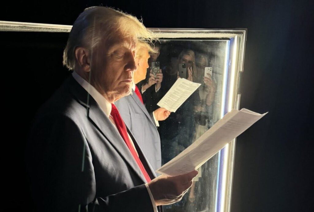 Donald Trump dans les coulisses de son discours de victoire. Donald Trump dans les coulisses de son discours de victoire.