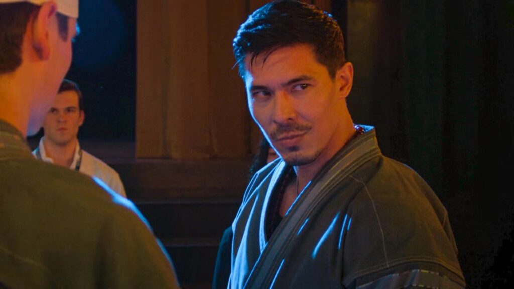 Senseï Wolf est joué par Lewis Tan dans Cobra Kai. // Source : Netflix Senseï Wolf est joué par Lewis Tan dans Cobra Kai. // Source : Netflix