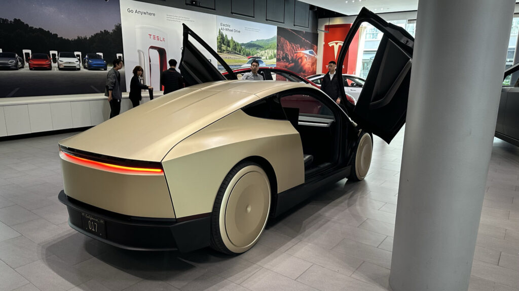 Tesla Cybercab dans une concession // Source : Tesla Tesla Cybercab dans une concession // Source : Tesla