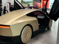 Tesla Cybercab dans une concession // Source : Tesla Tesla Cybercab dans une concession // Source : Tesla