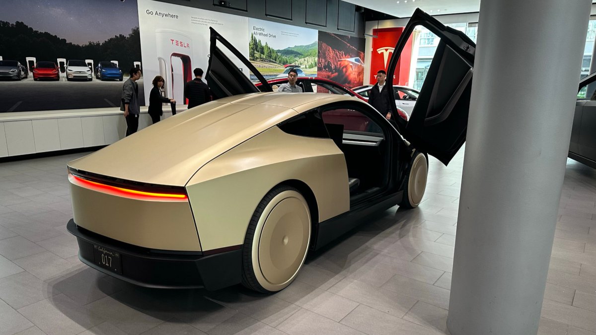 Tesla Cybercab dans une concession // Source : Tesla