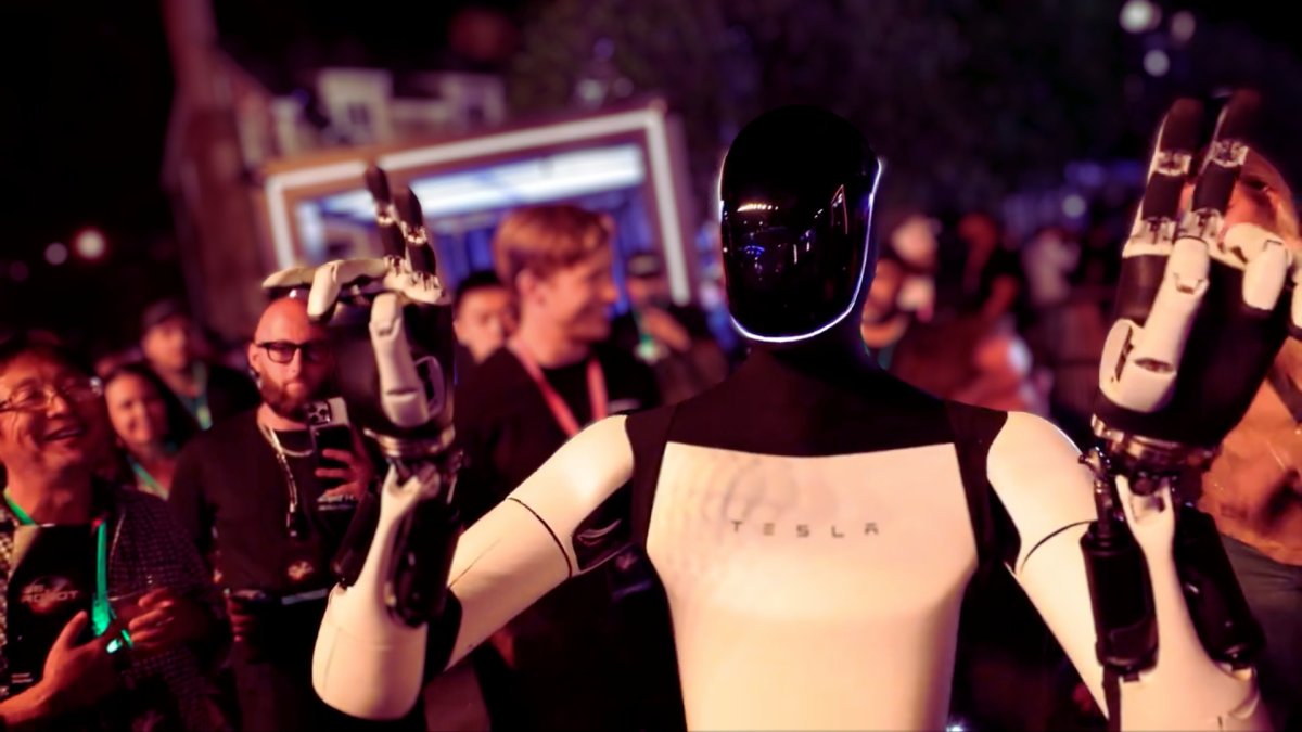 Robot Optimus, un possible indiscret dans les foyers et entreprises ? // Source : Extrait vidéo Marques Brownlee Robot Optimus, un possible indiscret dans les foyers et entreprises ? // Source : Extrait vidéo Marques Brownlee